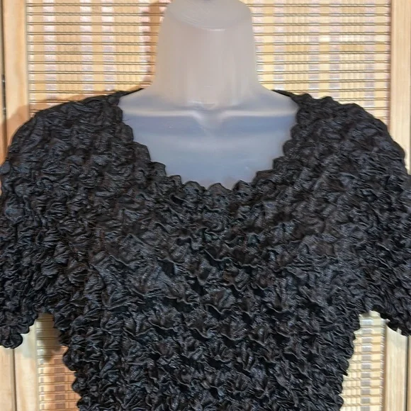 Vintage Y2K Black Cropped Silk Feel Stretchy Ruffled Short Sleeve Popcorn Shirt - Picture 2 of 14